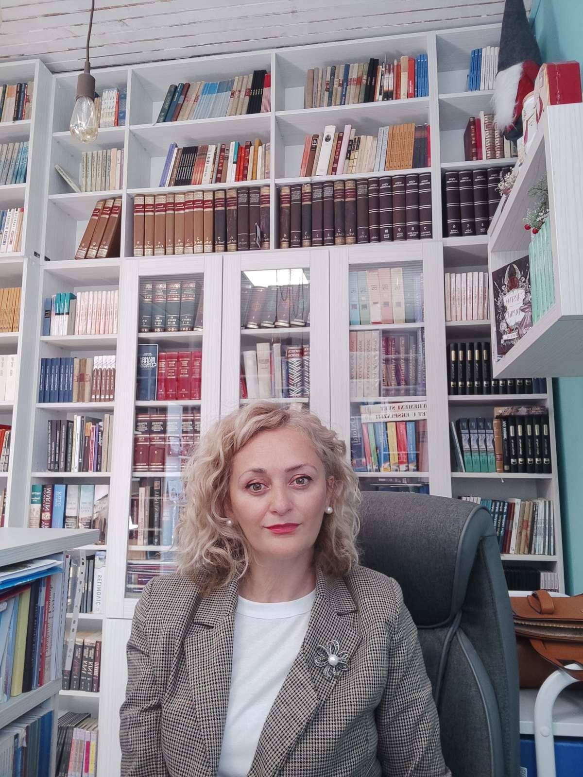 Danijela Mandić u školskoj biblioteci